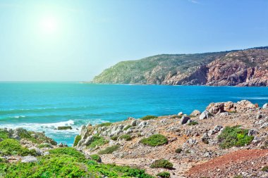 Kayalıklarla ve kayalar bir beau Sintra'Atlantik Okyanusu kıyısında