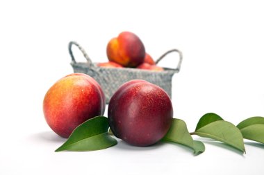 Beyaz adam izole yeşil yaprakları ile taze şeftali meyve