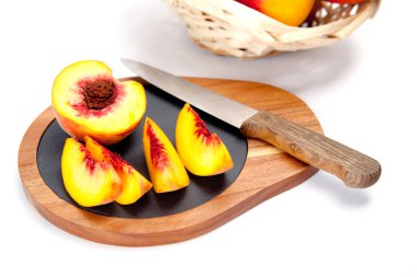 Bıçak ile ahşap kesme tahtası üzerinde taze yıkanmış şeftali