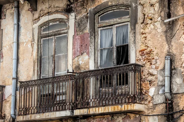 古い建物の外装の窓 . — ストック写真