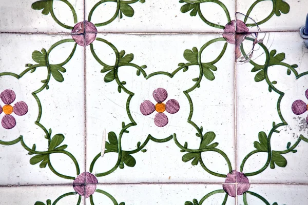 Detalle de azulejos tradicionales en la fachada de la casa antigua — Foto de Stock