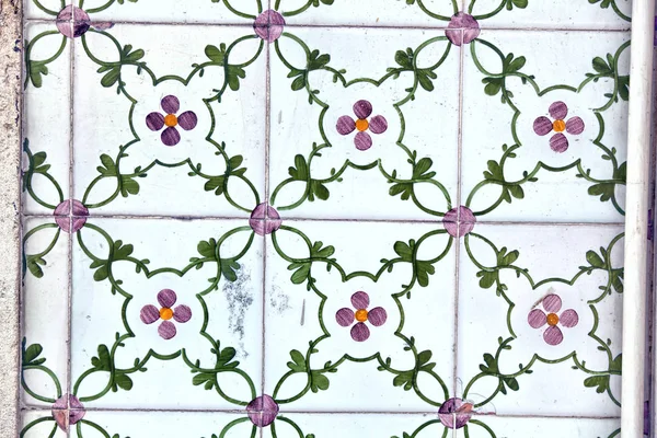 Detalle de azulejos tradicionales en la fachada de la casa antigua — Foto de Stock