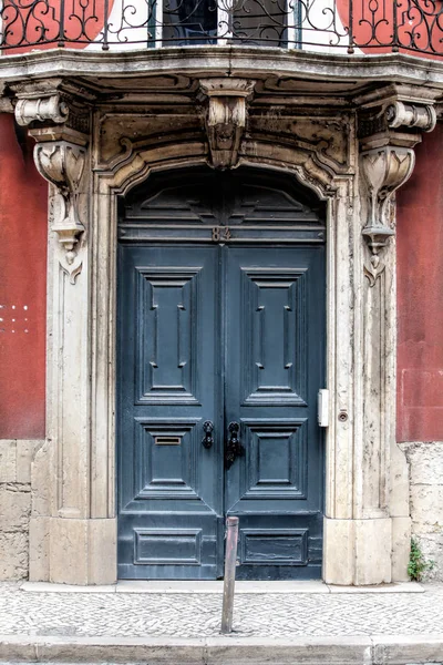 Puerta en el viejo edificio. Lisboa, Portugal  . — Foto de Stock