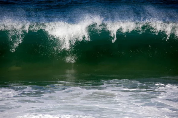 Hermosa ola rompiendo el océano con aqua y colores azules  . — Foto de Stock
