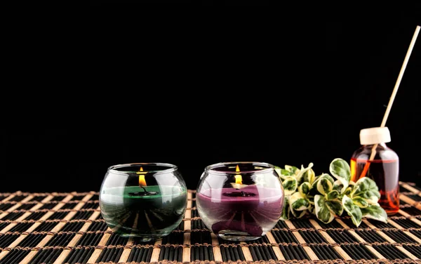 Spa Martwa natura z aromatyczne świece na czarnym tle — Zdjęcie stockowe