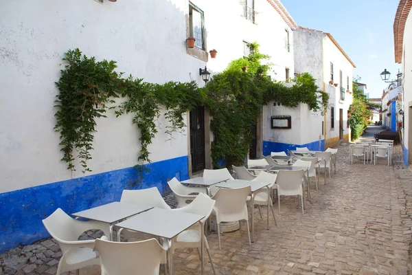 Calle estrecha en la ciudad medieval portuguesa de Obidos — Foto de Stock