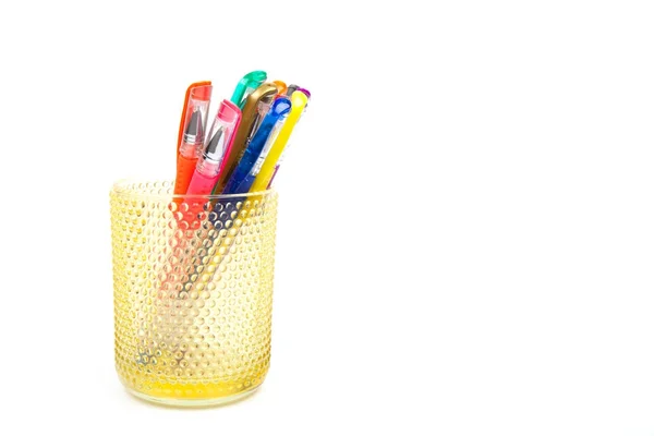 Färgglada pennor i en kopp, isolerad på vit — Stockfoto