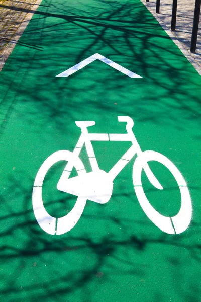 自行车在路上在葡萄牙里斯本签署 — 图库照片