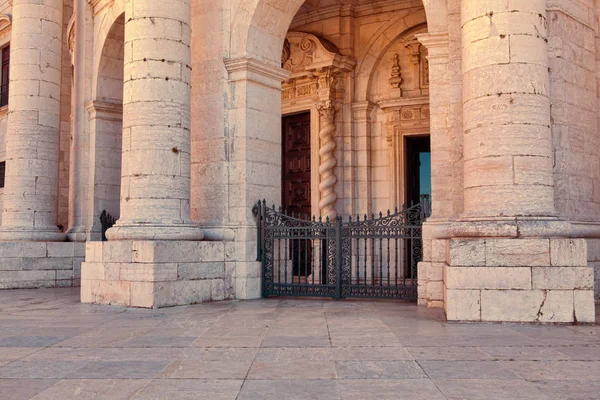 Gammal dörr i staden Lisbon, portugal — Stockfoto