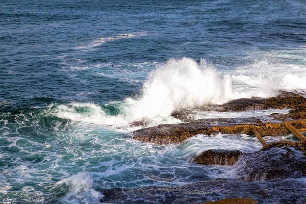 Zee golven crashen tegen de rotsen . — Stockfoto