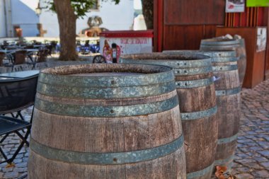 Eski ahşap zemin üzerinde duran namlu 