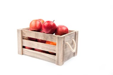Beyaz arka plan üzerinde izole elma ile ahşap kutu