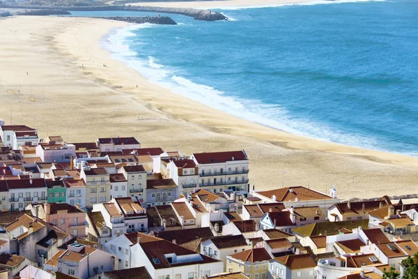 Visa på Nazare beach på kusten av Atlanten. Portugal — Stockfoto