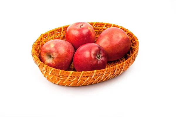 Muchas manzanas en la cesta de cerca en un blanco — Foto de Stock