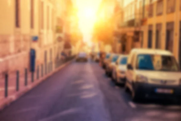 Calle en el centro histórico de la ciudad al atardecer. Desdibujado im — Foto de Stock