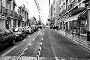 Lisbon, Portekiz - 29.10.2017: Şehir sokak gün zaman. Siyah-wh