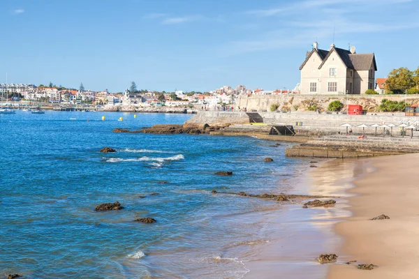 CASCAIS, PORTUGAL 24 DE SEPTIEMBRE. 2017. Vista de una playa en el — Foto de Stock