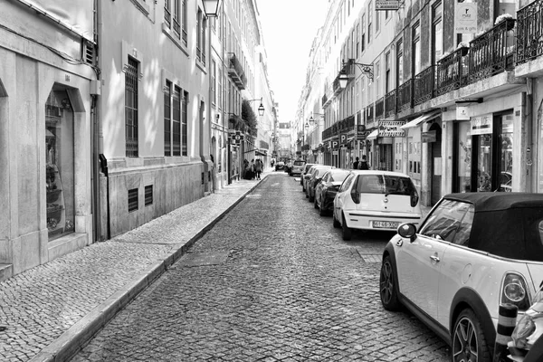 LISBON, PORTUGAL - 29.10.2017: City street at day time. Black-wh — Stock Photo, Image