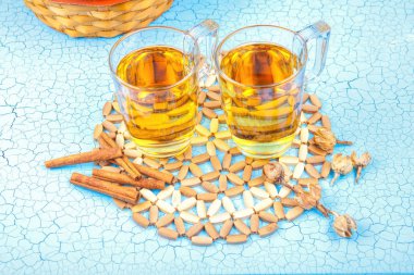 Bardak elma suyu ve mavi eski ahşap backg üzerinde kırmızı bir elma