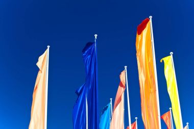 Mavi gökyüzü rengarenk bayraklar