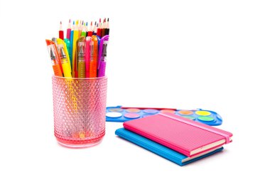 Beyaz arka plan üzerinde izole Kupası'nda çeşitli renk kalemler 