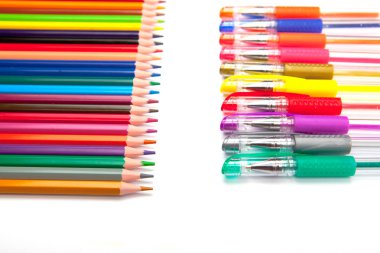 Çeşitli kalem ve beyaz arka plan üzerinde izole kalem