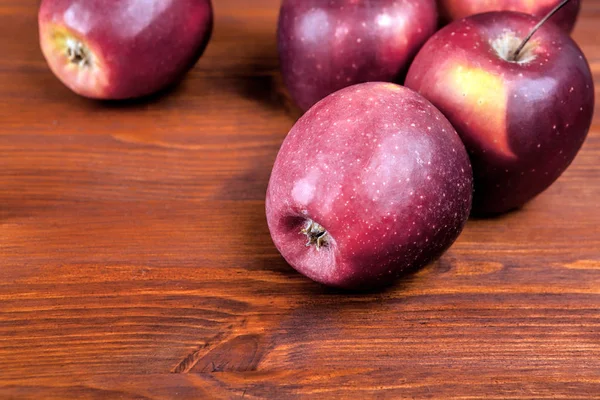 木の背景に熟した赤いリンゴ . — ストック写真