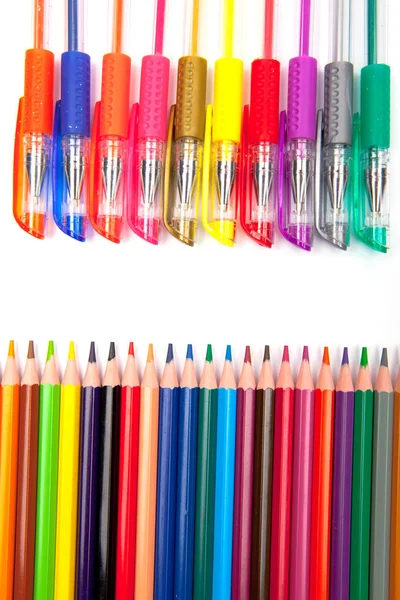 Varie penne e matite isolate su sfondo bianco — Foto Stock