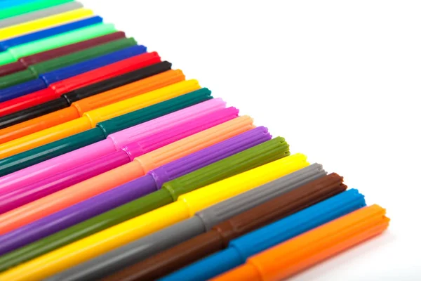 Un sacco di colori assortiti penne marcatore isolato su sfondo bianco — Foto Stock
