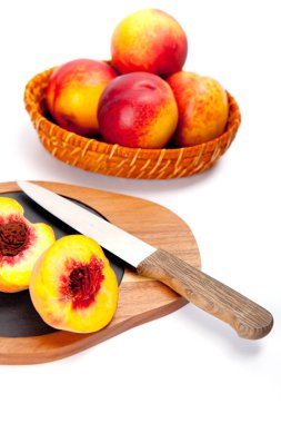 Bıçak ile ahşap kesme tahtası üzerinde taze yıkanmış şeftali