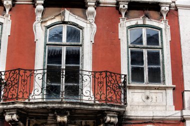 Eski bir binada iki pencere. Lisbon, Portekiz .