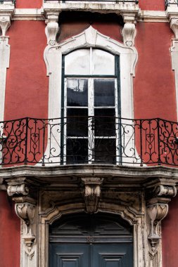 Eski bir binada pencere. Lisbon, Portekiz .