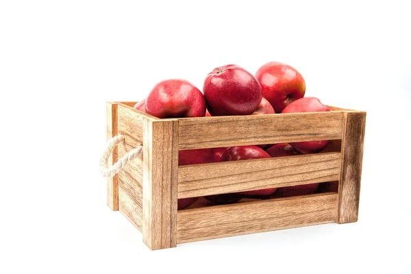 Kotak kayu dengan apel diisolasi pada latar belakang putih — Stok Foto