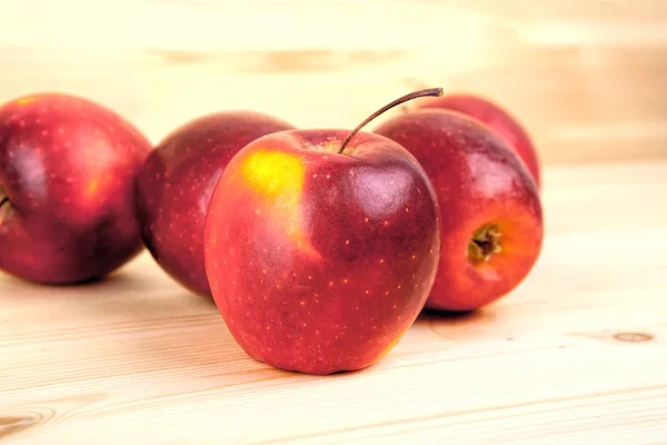 Apel merah matang pada latar belakang kayu . — Stok Foto
