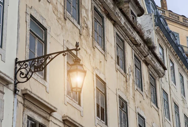 Lâmpada de rua velha em Lisboa, detalhe de uma antiga iluminação no cit — Fotografia de Stock
