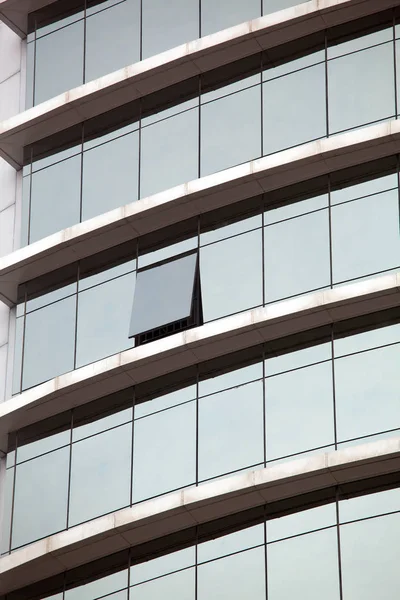 Edificio moderno. Moderno edificio per uffici con facciata in vetro — Foto Stock