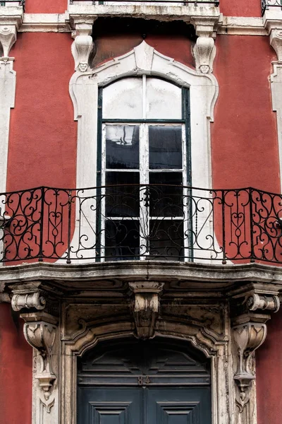 Ventana en el viejo edificio. Lisboa, Portugal  . — Foto de Stock