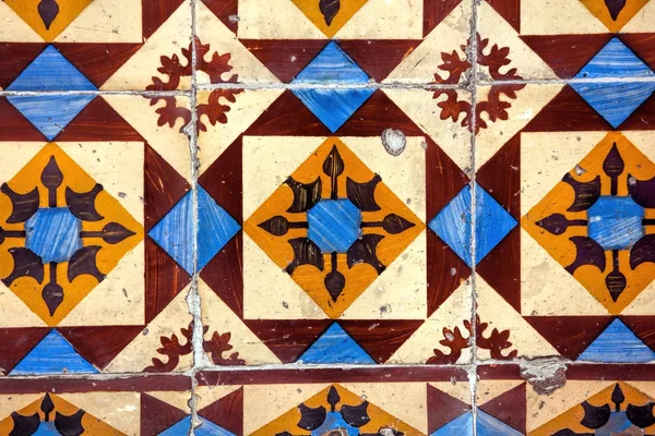 Detalle de azulejos tradicionales en la fachada de la casa antigua — Foto de Stock