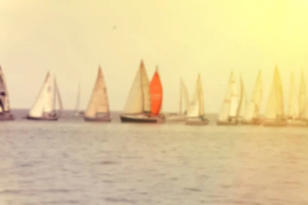Jachty regaty żeglarskie na morzu podczas zachodu słońca. Imag niewyraźne — Zdjęcie stockowe