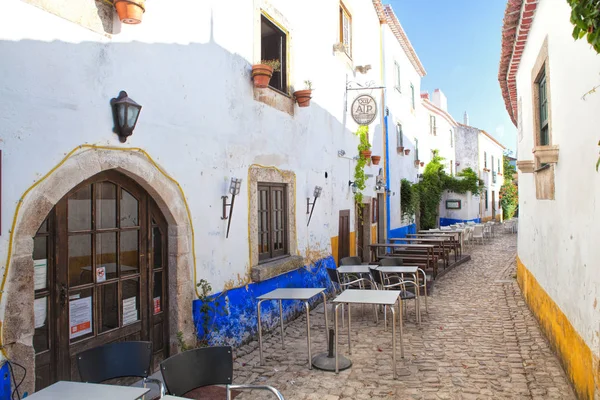 Calle estrecha en la ciudad medieval portuguesa de Obidos — Foto de Stock