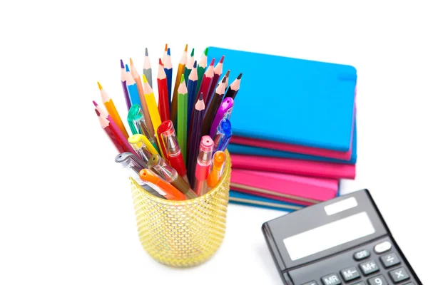 Vários lápis de cor em copo isolado no fundo branco — Fotografia de Stock