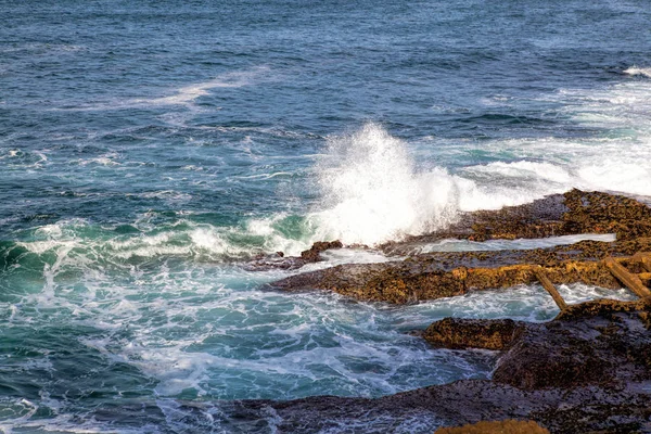 Sea waves crashing against the rocks . — Stock Photo, Image