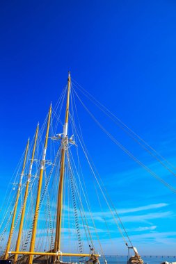 Yat direk mavi yaz gökyüzüne karşı