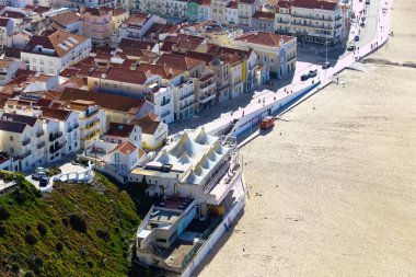 Nazare beach Atlantik Okyanusu kıyısında görüntüleyin. Portekiz 