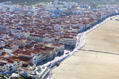 Nazare beach Atlantik Okyanusu kıyısında görüntüleyin. Portekiz 