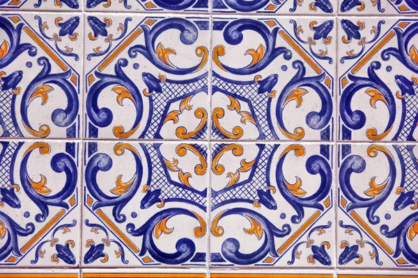 Detalhe de azulejos tradicionais na fachada da casa velha — Fotografia de Stock