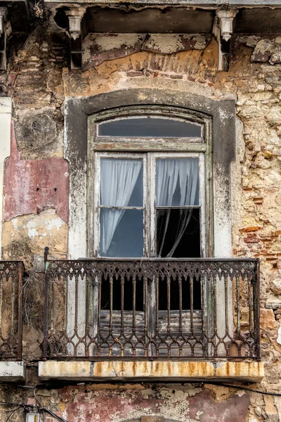Fenêtres extérieures d'un vieux bâtiment  . — Photo
