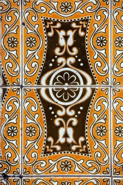 Detalle de azulejos tradicionales en la fachada de la casa antigua — Foto de Stock
