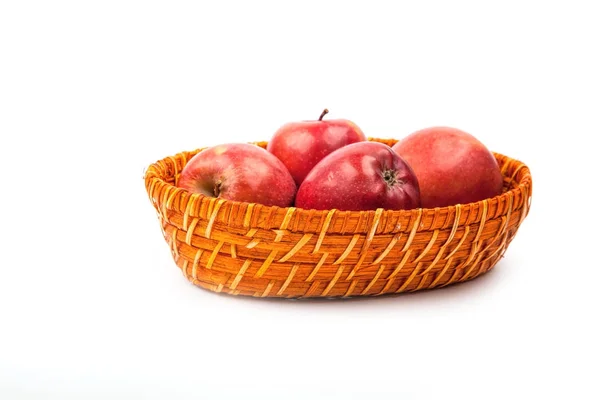 Muitas maçãs na cesta de perto em um branco — Fotografia de Stock
