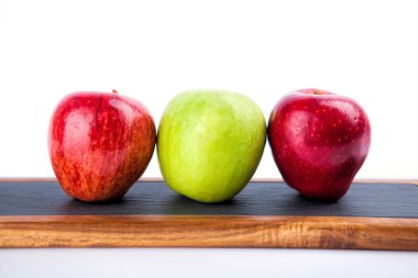 Beyaz bir arka plan üzerinde izole bir kesme tahtası üzerinde elma